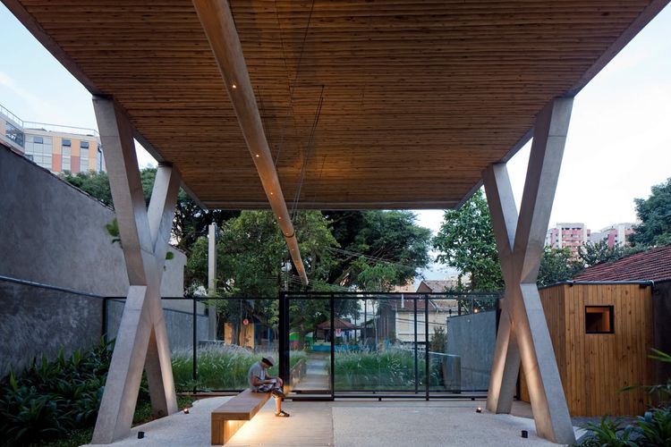 Homem sentado em banco no lobby de entrada do edifício Fidalga 727