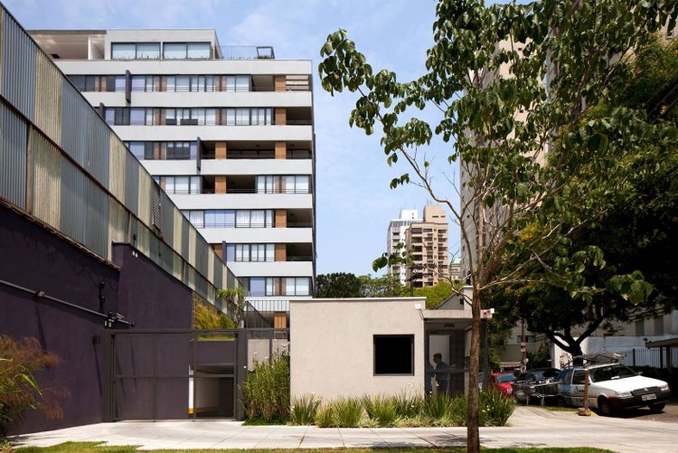 Fachada do Ourânia 77